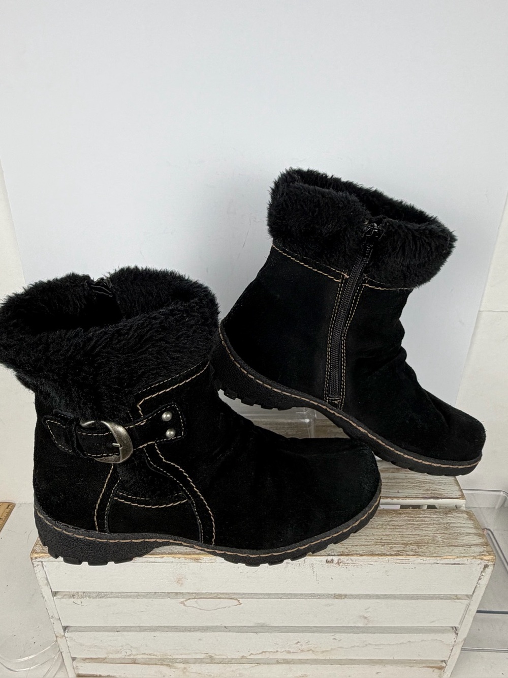 Baretraps Breesen black suede ankle boots cozy faux fur side buckle size 9.5M
